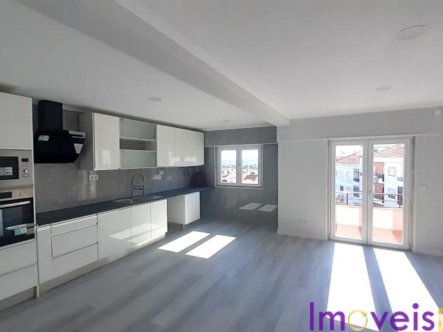 T4 Totalmente Remodelado na Amora.Áreas Generosas, Muita Luz e Pronto a Habitar