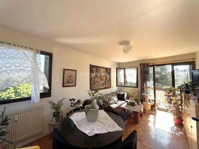 T4 au calme et sans vis à vis, 2 balcons, à rénover