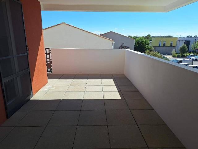 T4 avec grande terrasse, 3 chambres et 2 parkings – Istres
