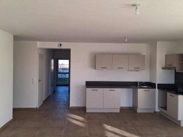 T4 AVEC TERRASSE ET JARDIN + 2 PARKINGS