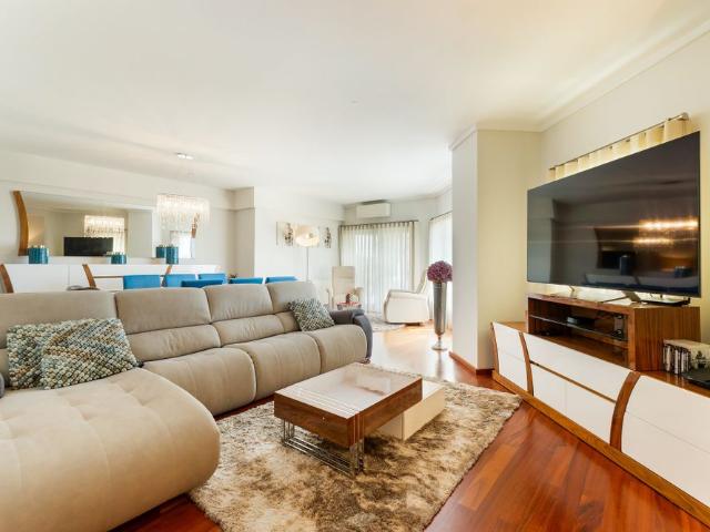 Apartamento T4, na Avenida da Boavista, Porto