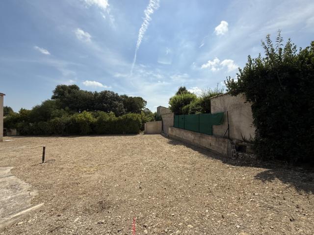T4 CALVISSON, RARE MAISON R+1 CALVISSON AVEC TERRAIN ET GARA