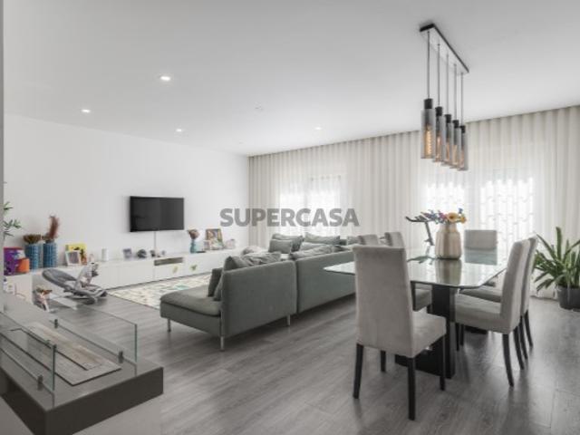 T4 com 2 Lugares de Parqueamento, Arrecadação e Acesso a Terraço Conforto e Qualidade de Vida