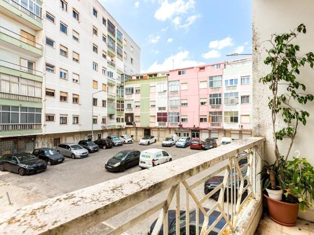 T4 com 79,81 m² com áreas generosas e excelente potencial |. 80m² Queluz e Belas
