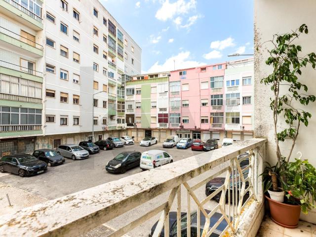 T4 com 79,81 m² com áreas generosas e excelente potencial | Queluz