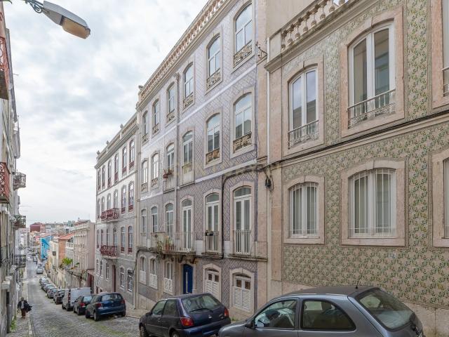 T4 com Jardim Privativo dos Condóminos e Potencial para T3 Graça