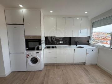 T4 com Varanda e Cozinha Equipada na Amadora