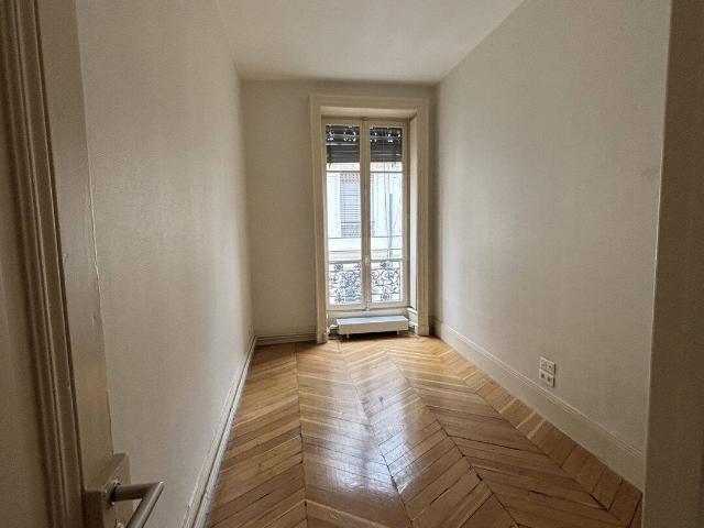 T4 dans ancien en très bon état proche place de la République