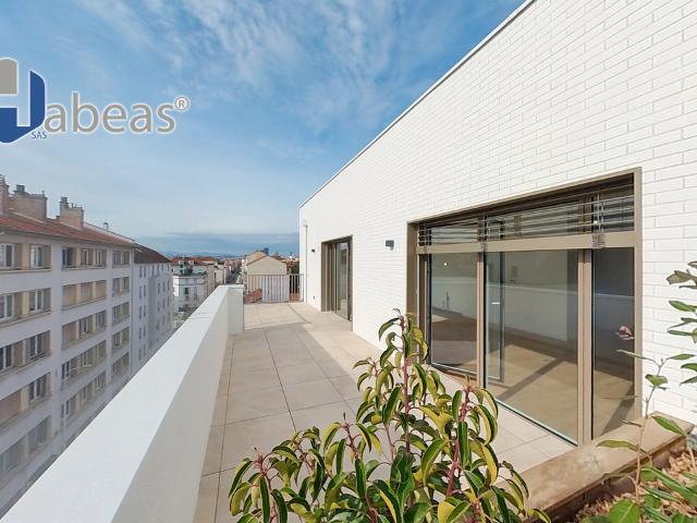 T4 de 83m² au 10em étage avec loggia de 10m² et parking à Villeurbanne