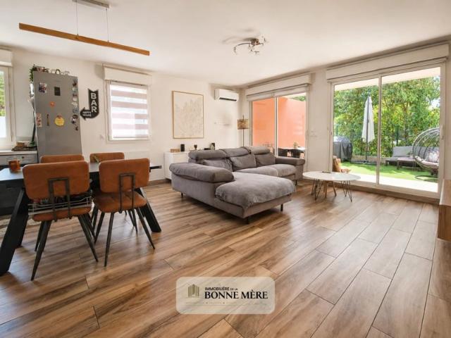 T4 de 87m² rénové en rez de jardin adapté PMR