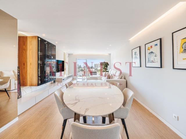 T4 De 2023 Com Vista Mar, Varanda E Box Para 3 Carros | Quin. 140m² Carcavelos e Parede