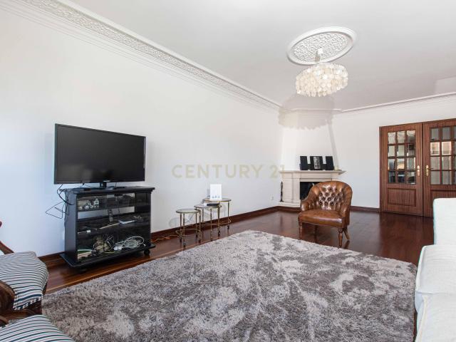 T4 Duplex com Vista Desafogada e Garagem | Linda a Velha