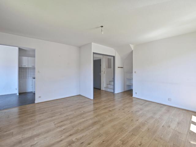 T4 DUPLEX SITUE EN DERNIER ETAGE AVEC BALCONS ET PLACE DE PARKING COUVERTE AU CENTRE DU VILLAGE DE PONTCHARRA