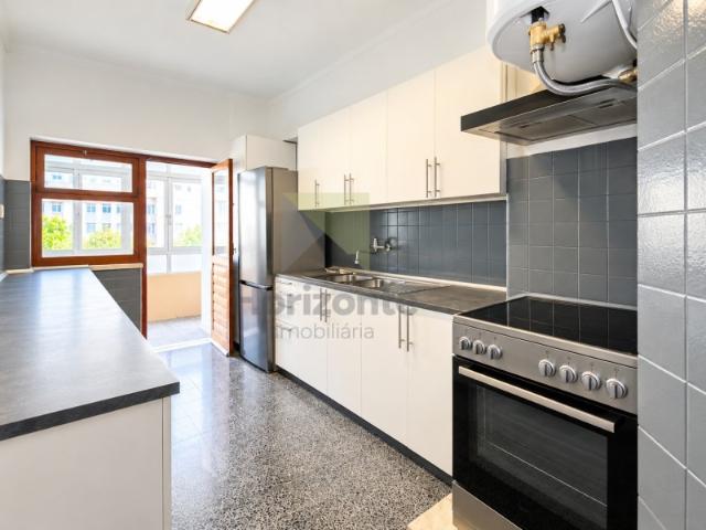 T4 em Algés Espaço, luminosidade e uma localização privilegiada!