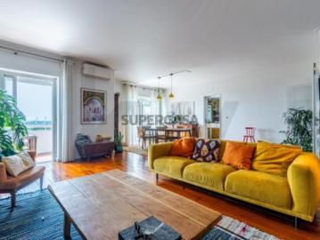 T4 em Linda a Velha | Área de 181 m² | Varanda | Garagem