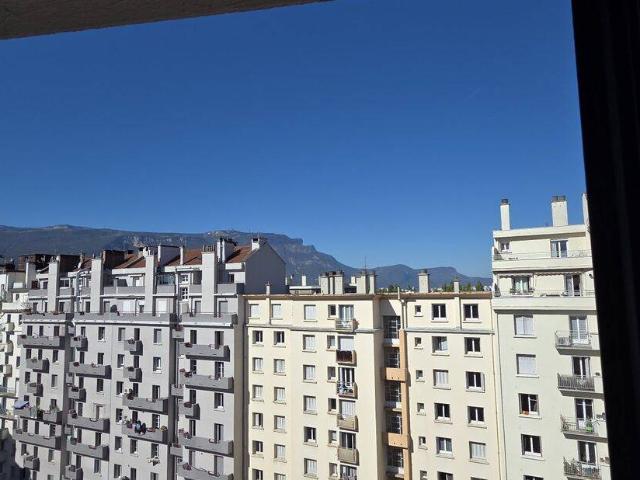 T4 en dernier étage avec ascenseur / Terrasse avec vue / Récen