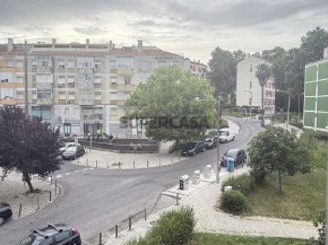 T4 Espaçoso e Pronto a Habitar em Benfica Excelente Oportunidade!