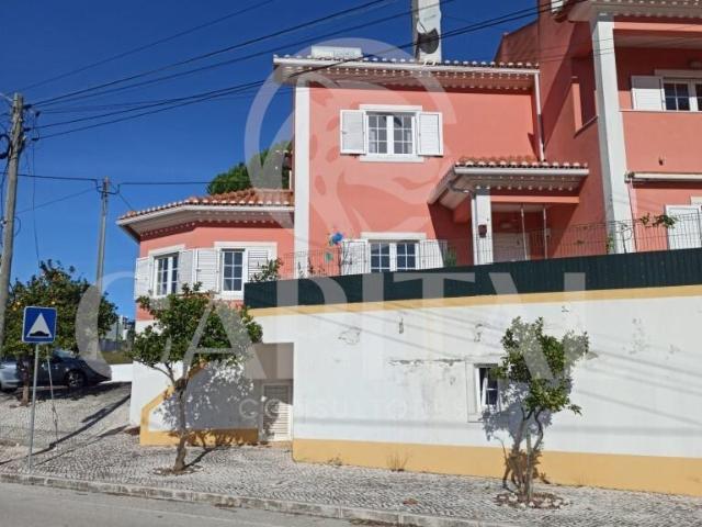 T4 Geminada Impecável c/ Box para 3 Carros – Póvoa da Galega