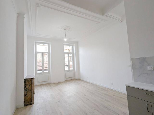 T4 Haussmanien 73 m² traversant