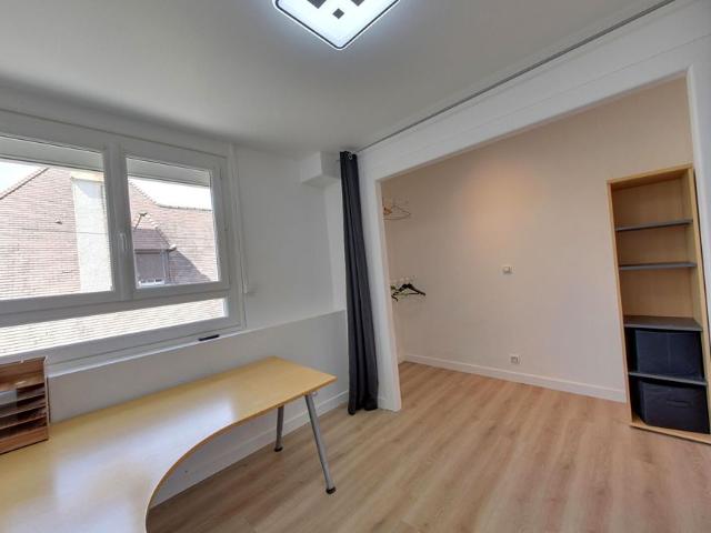 T4 � l'etage d'une maison avec balcon, cave et cour privative