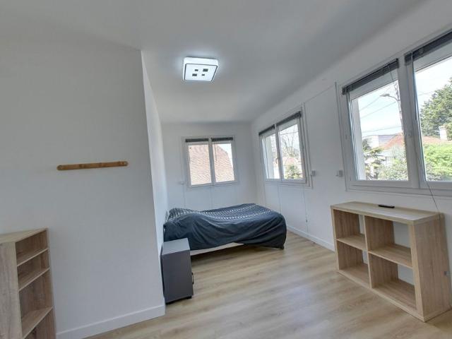 T4 Ã l'etage d'une maison avec balcon, cave et cour privative