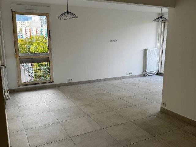 T4 meuble 72 m2 entièrement rénové 2 chambres 2 balcons secteur grand Place