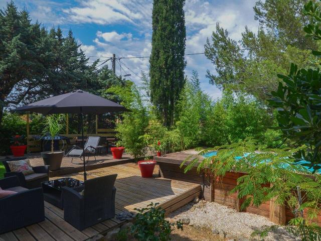 T4 meublé avec jardin privatif et piscine, à proximité des plages