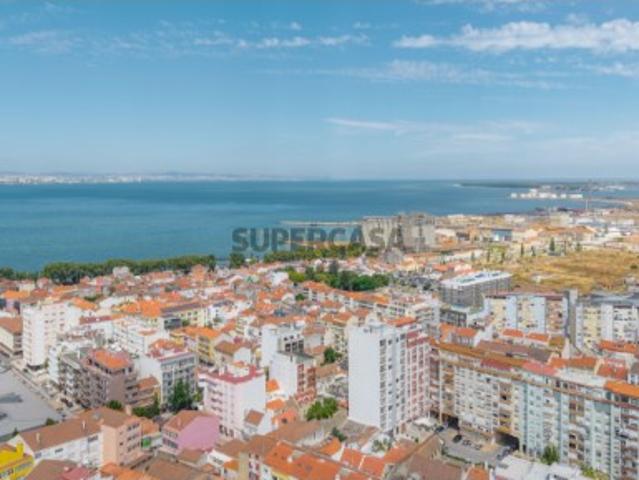 T4 na Avenida Alfredo da Silva Barreiro | Charme, Espaço e Localização Premium