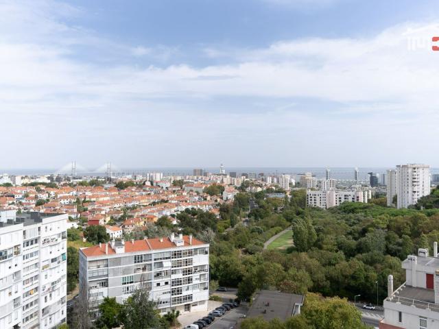 T4 no 12.º andar com vista panorâmica para o Tejo e Ponte Vasco da Gama