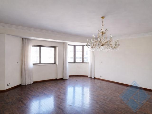 T4 no Areeiro | 180 m², Excelente Exposição Solar e Garagem Box + Lugar