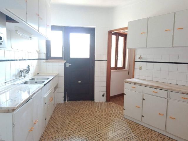 T4 no Bairro Norton de Matos Coimbra Excelente oportunidade de adquirir um apartamento T4 numa das zonas mais valorizadas e procuradas de Coimbra. Com 101m² de área, este imóvel destaca se pelas suas divisões amplas, excelente luminosidade natural e ótima distribuição dos espaços, proporcionando conforto e funcionalidade para toda a família. Características principais: 4 quartos, incluindo 1 suíte 2 WC, um deles com banheira Cozinha funcional com despensa Marquise ampla com acesso pela cozinha D