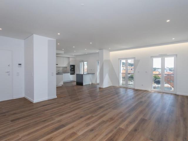 T4 Novo com 174 m² | 2 Suites + 2 Estacionamentos | Caneças