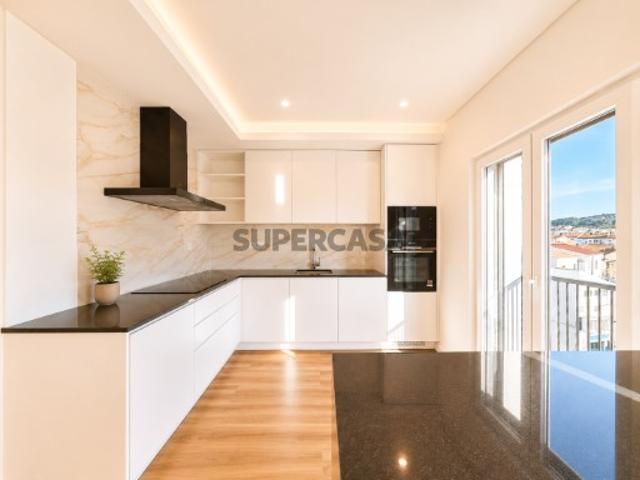 T4 Novo Pronto a Escriturar em Caneças | 2 Suites | Box + Parqueamento | Arrecadação | Classe Energética A