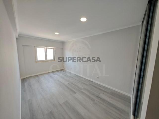 T4 Remodelado na Amora | 120 m², varanda e excelente localização