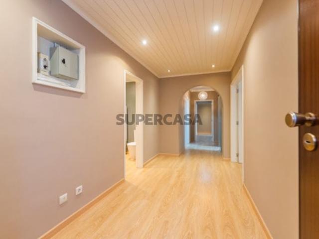 T4 Remodelado com 150 m², Varanda e Excelente Localização em Massamá