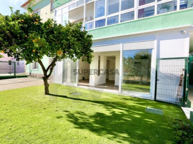 T4 Renovado com Jardim Privativo e Estacionamento | Amadora