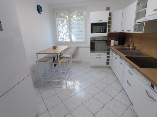 T4 rénové 81m², 3ch, clim, balcon, parking
