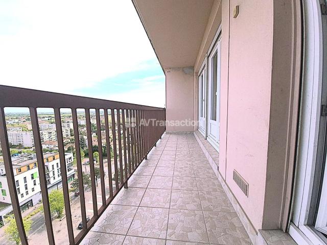 T4 rénové de 82,5 m² avec balcon, cave et parking privatif