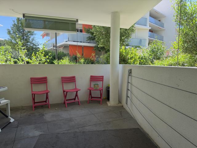 T4 REZ DE CHAUSSEE AVEC TERRASSE ET GARAGE CAVE DANS RES REC