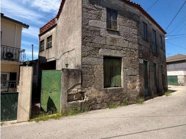 T4 Rústico em Pedra Típica | Espaço, Natureza e Potencial de investimento em Viseu