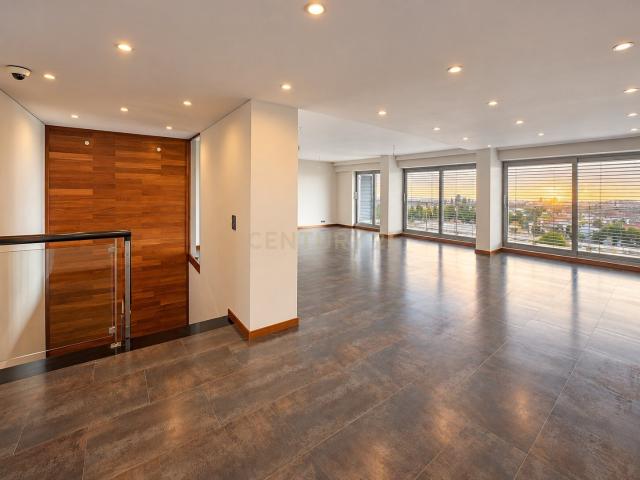 T5+1 Duplex em Linda a Velha com 291 m² úteis, 5 estacioname. 333m² Algés, Linda a Velha e Cruz Quebrada Dafundo
