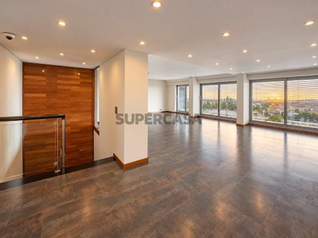 T5+1 Duplex em Linda a Velha com 291 m² úteis, 5 estacionamentos e vista panorâmica