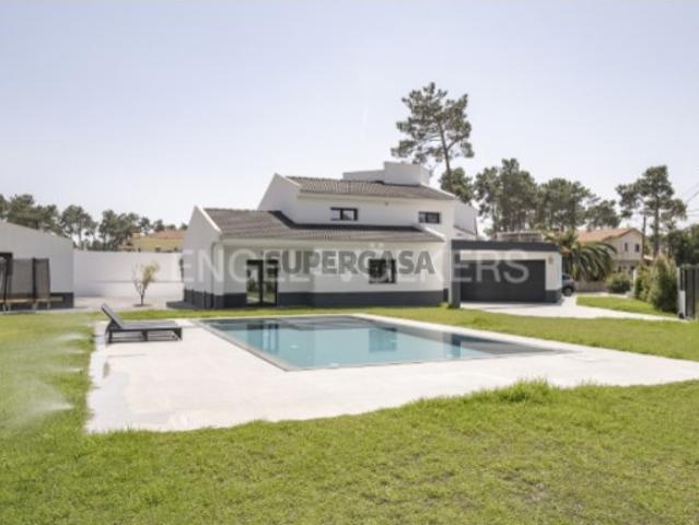 T5 + 1 totalmente remodelada inserida em terreno de 1.474m² na Verdizela