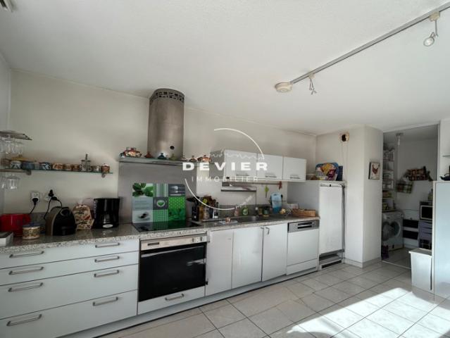 T5 traversant + terrasse + 2 parkings résidence avec piscine