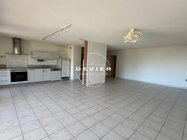 T5 traversant + terrasse + 2 parkings résidence avec piscine
