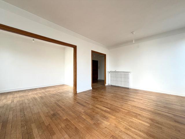 T5 AVEC ASCENSEUR ET PARKING RUE DE DENVER 110 m²
