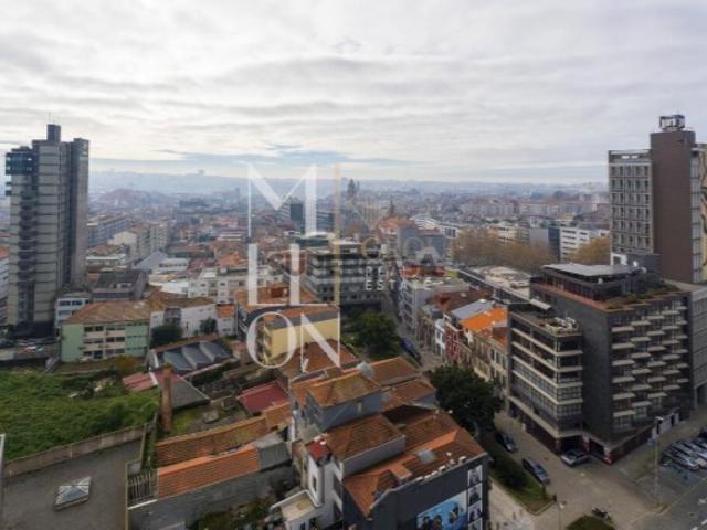 T5 com 186 m² | VISTA PANORÂMICA SOBRE O PORTO | GARAGEM | AFETAÇÃO HABITAÇÃO