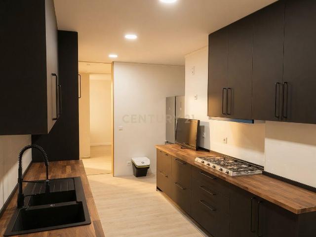 T5 completamente renovado, com 2 Suítes, varandas e garagem, na zona nobre de Coimbra OPORTUNIDADE DE INVESTIMENTO EM COIMBRA