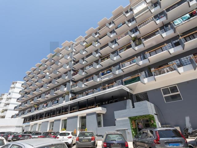 Comércio/Apartamento T5 no Monte Estoril: Espaço e Potencial Ilimitado