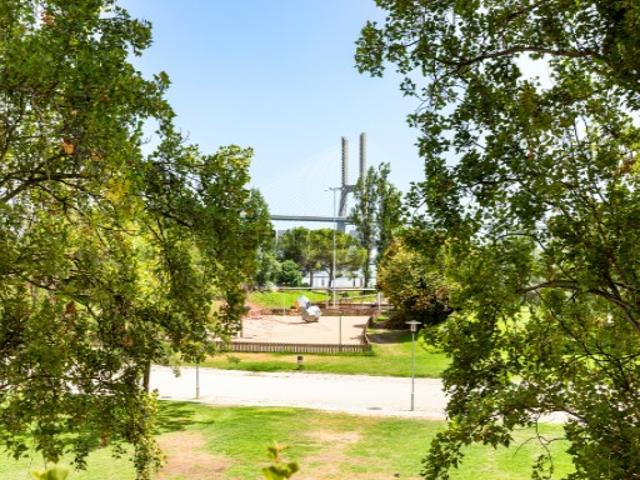 T5 Dúplex Primeira Linha de Rio no Parque das Nações
